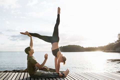 Practicar yoga con tu pareja puede fortalecer tus relaciones
