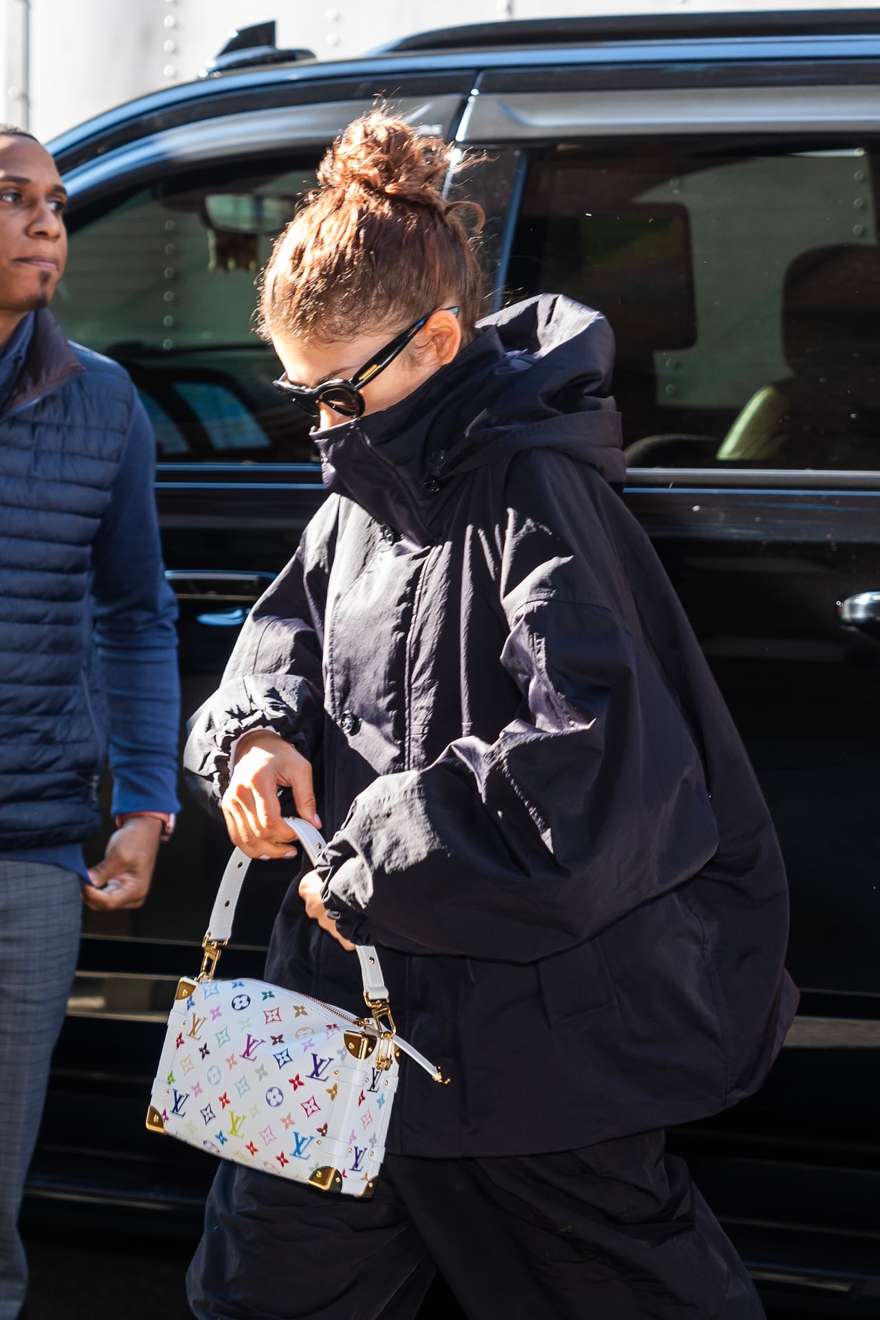 Zendaya lleva el side trunk LOUIS VUITTON X MURAKAMI en Monogram Multicolor blanco