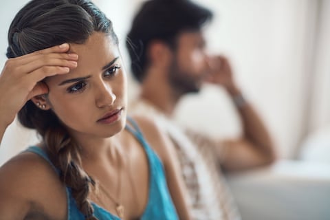 Foto de una pareja joven que tiene una discusión mientras está sentado en su sofá en casa