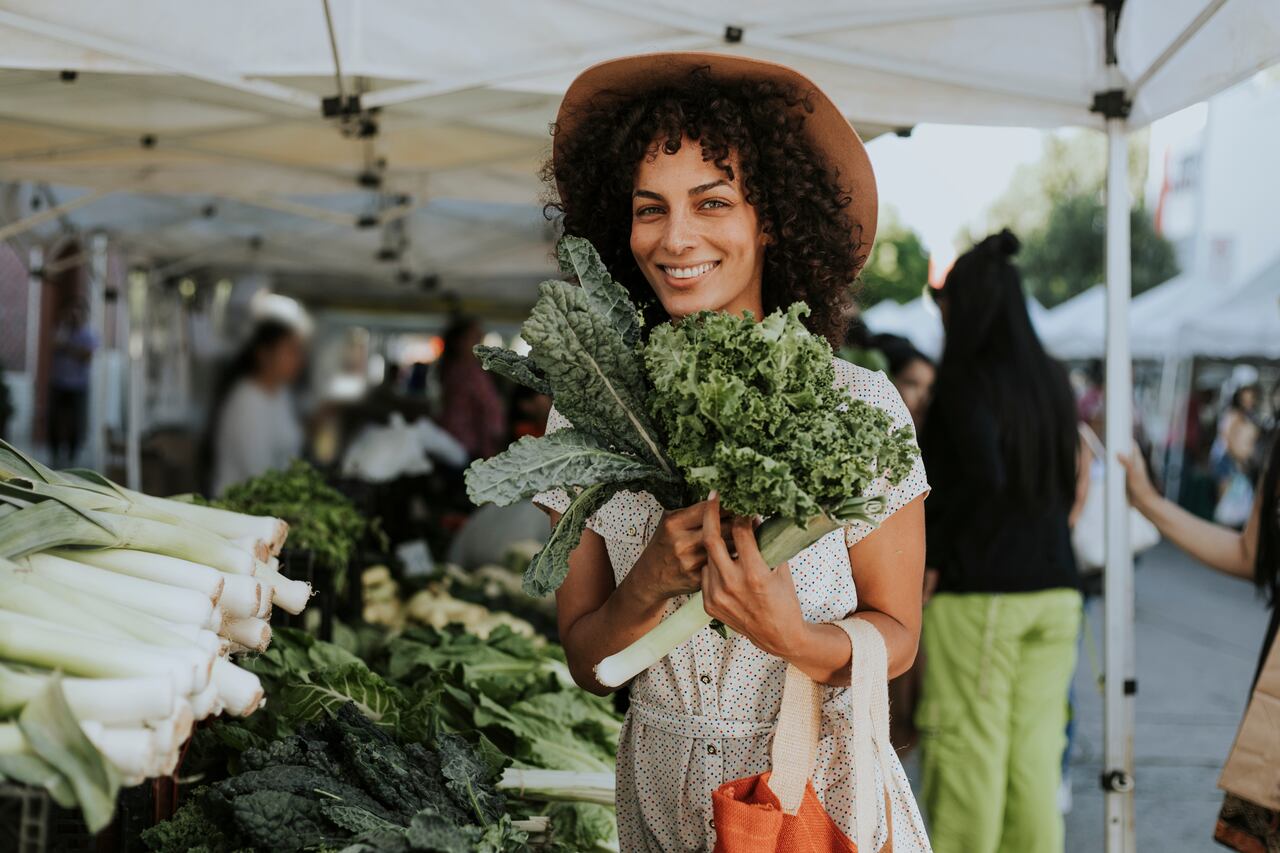 Mujer comprando verduras