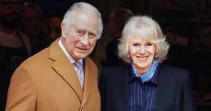 Pese a sus esfuerzos por mostrarse sencillo y cercano al pueblo británico, Carlos III no goza de la popularidad de Isabel II. Algunos columnistas de la prensa del Reino Unido dicen que el pueblo nunca le perdonó su infidelidad a Lady Di con Camila Parker.