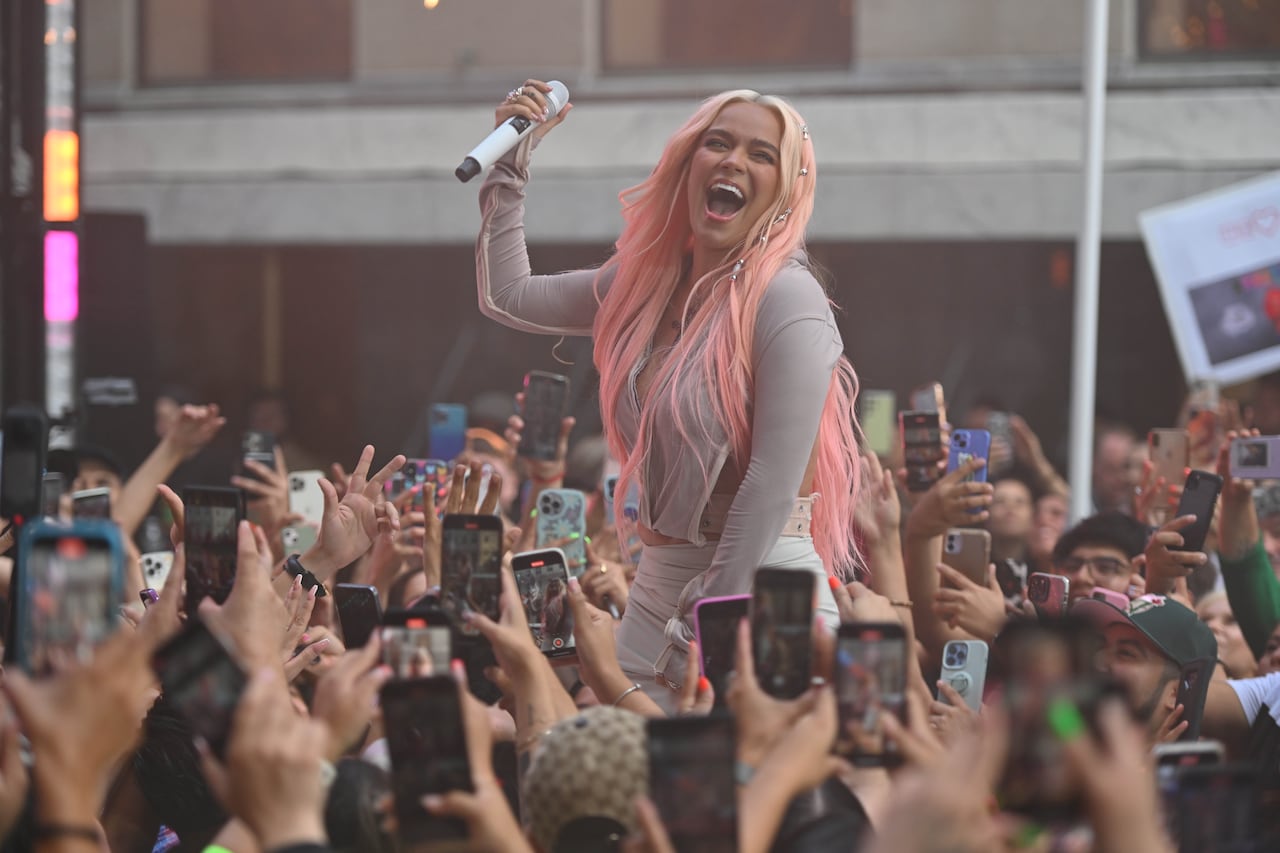 Karol G se presenta en "Today" de NBC en Rockefeller Plaza el 30 de junio de 2023 en la ciudad de Nueva York. (Foto de NDZ/Star Max/GC Images)