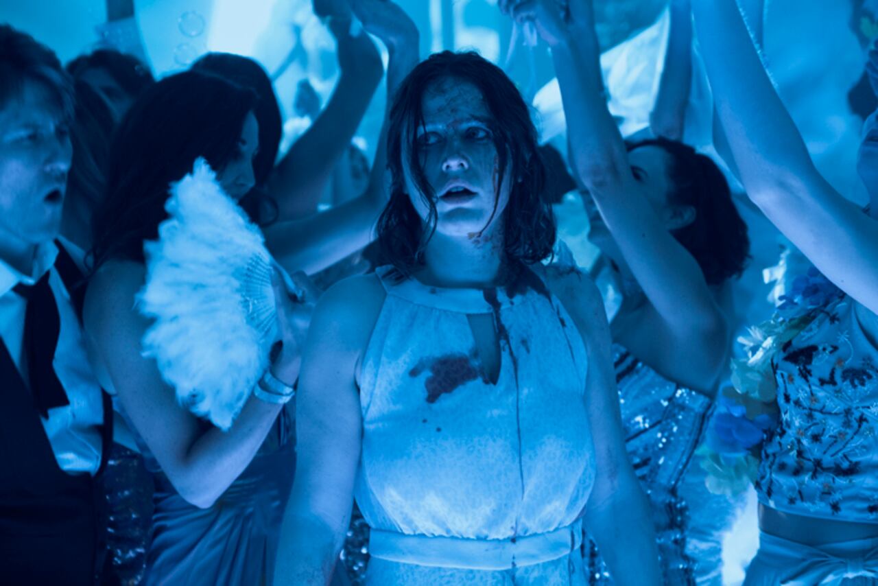 Ria Zmitrowicz es Roxy Monke.