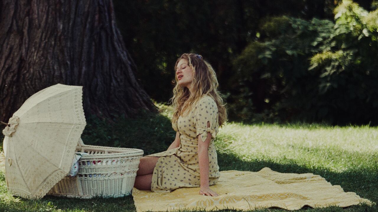 Babysitter Monia Chokri