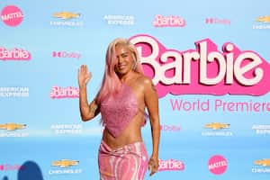 Karol G asiste al estreno mundial de "Barbie" en el Shrine Auditorium and Expo Hall el 9 de julio de 2023 en Los Ángeles, California. (Foto de Jon Kopaloff/Getty Images)