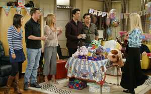 BURBANK, CA - SEPTEMBER 12: (EXCLUSIVE, NO U.S. TABLOID SALES) The cast of the hit NBC series "Friends," (L-R) Courteney Cox Arquette, Matthew Perry, Jennifer Aniston, David Schwimmer, and Matt LeBlanc, listen to Lisa Kudrow, sing a during one of their last shows on the Warner Bros lot Sept. 12, 2003 in Burbank, CA. "Friends," which is in its ninth and final season, debuted in 1994, has won 44 Emmys, and is one of the biggest successes in television history. (Photo by David Hume Kennerly/Getty Images) This image is not included in any subscription deal. Use of this image will incur a charge.