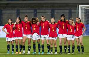 SARAJEVO, BOSNIA AND HERZEGOVINA - MAY 15: The team of Spain standing during the execution of the penalties during the UEFA European Women's U17 Championship Final match between Spain Women's U17 and Germany Women's U17 on May 15, 2022 in Sarajevo, Bosnia and Herzegovina. (Photo by Nikola Krstic/MB Media/Getty Images)