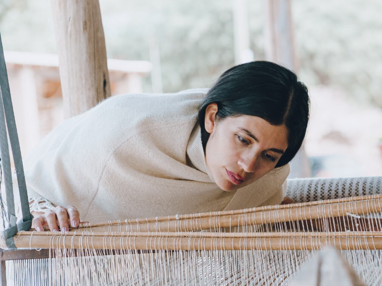 Donde las manos cuentan historia: la visión cultural de Gina Vargas de Roemmers