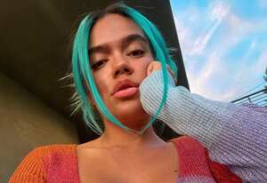 Pasajeros de Transmilenio cantan 'Bichota' de Karol G.