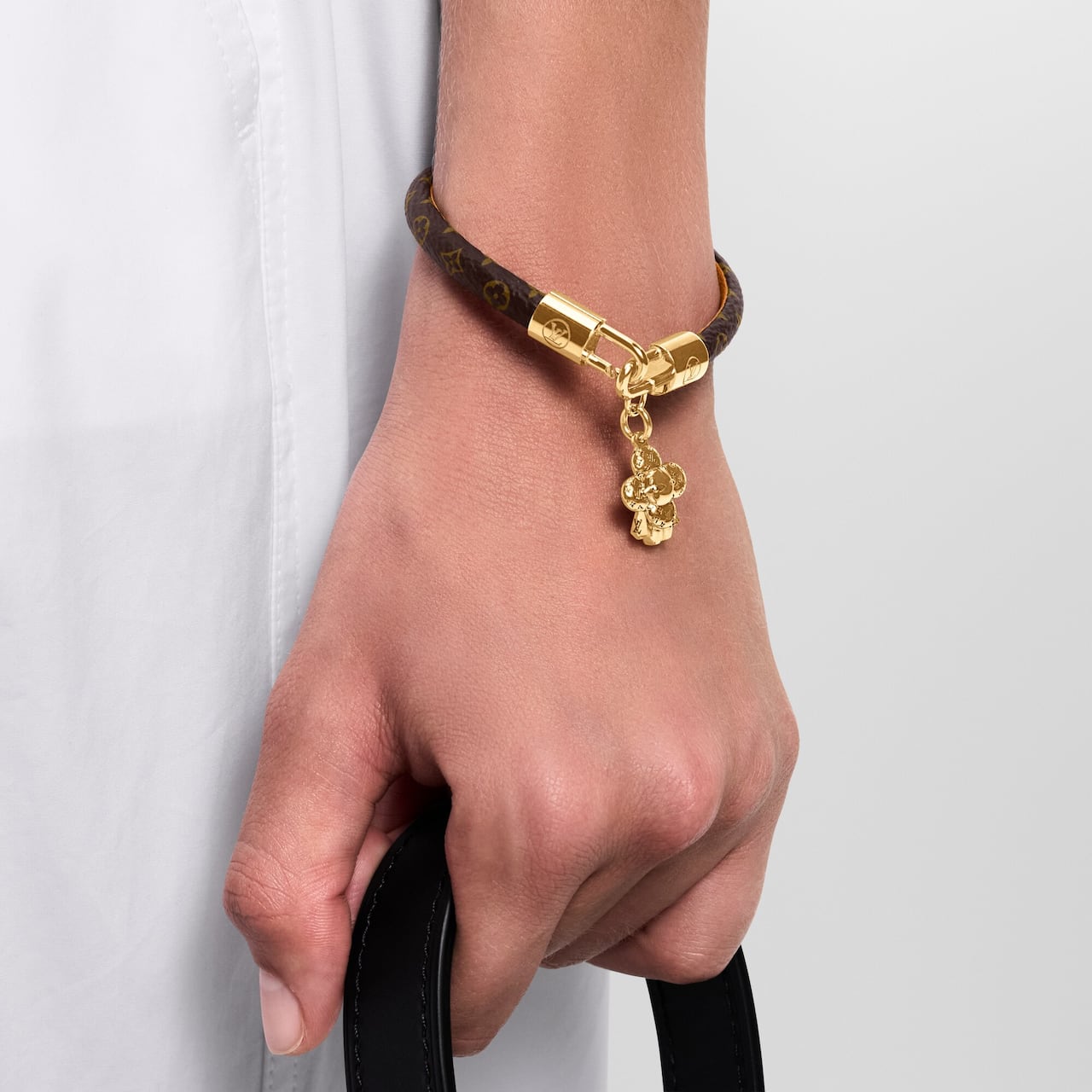 En forma de charm, Vivienne encuentra una nueva manera de acompañar los bolsos y sumar personalidad a cada look.