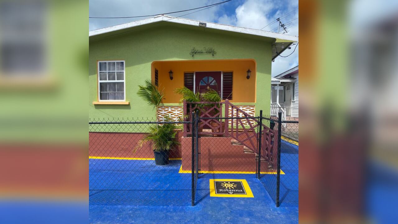 Fucsia estuvo en la fachada de la casa donde Rihanna vivió su infancia.