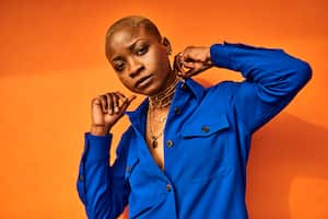 Mujer con ropa colorida