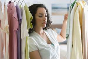 Mujer revisando la ropa de su clóset