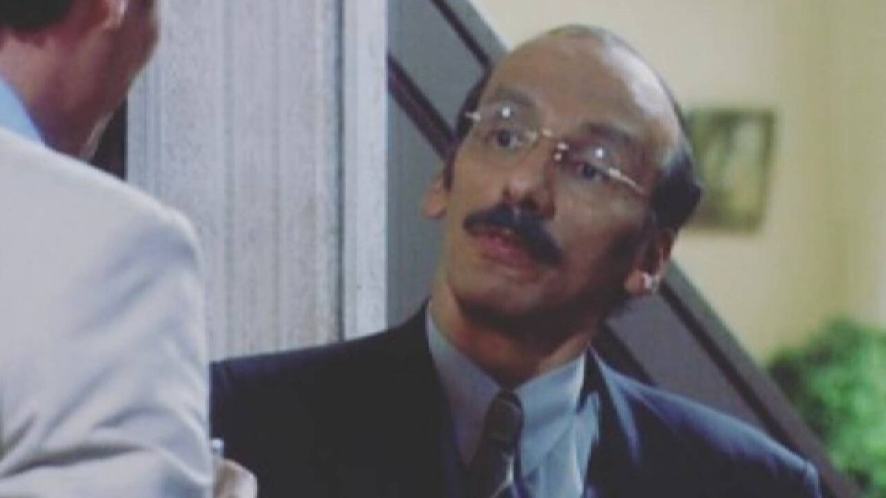 Escena de "Yo soy Betty, la fea" donde actuó JOrge Herrera como Hermes Pinzón.