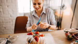 Mujer preparando postre