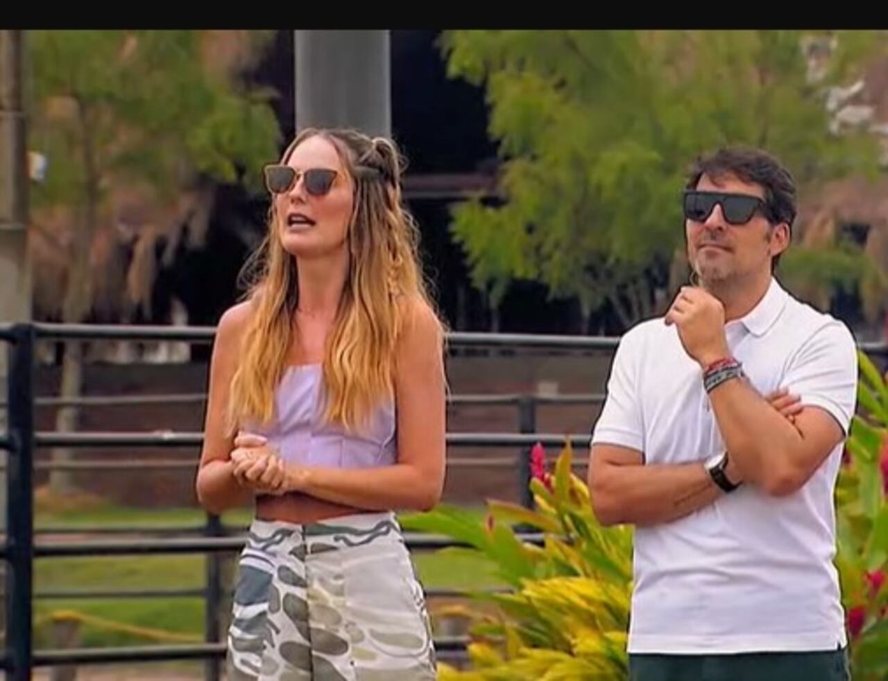 Claudia Bahamón y Chris Carpentier en medio de un reto de campo para 'MasterChef Celebrity'