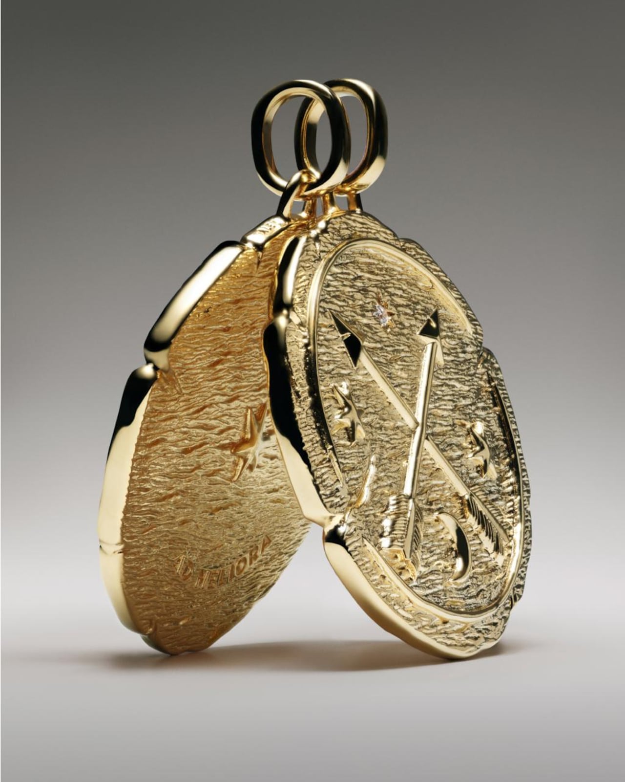 Inspirada en monedas antiguas, Pandora Talisman convierte símbolos universales en piezas contemporáneas que dialogan con la identidad moderna