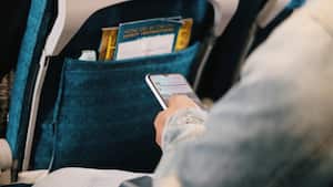 Uso de celular en un avión.