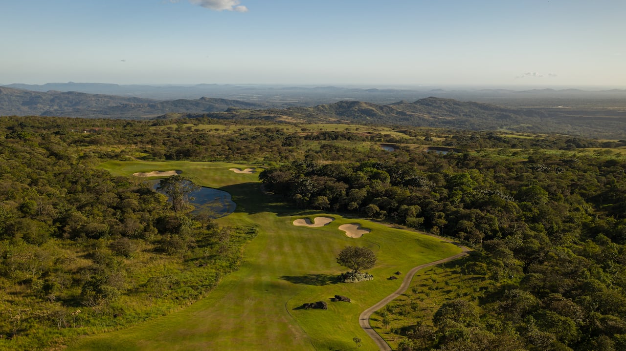 De acuerdo con la información del proyecto, la comunidad abarca más de 700 acres y cuenta con un campo de golf de 18 hoyos situado a 3.601 pies sobre el nivel del mar.
