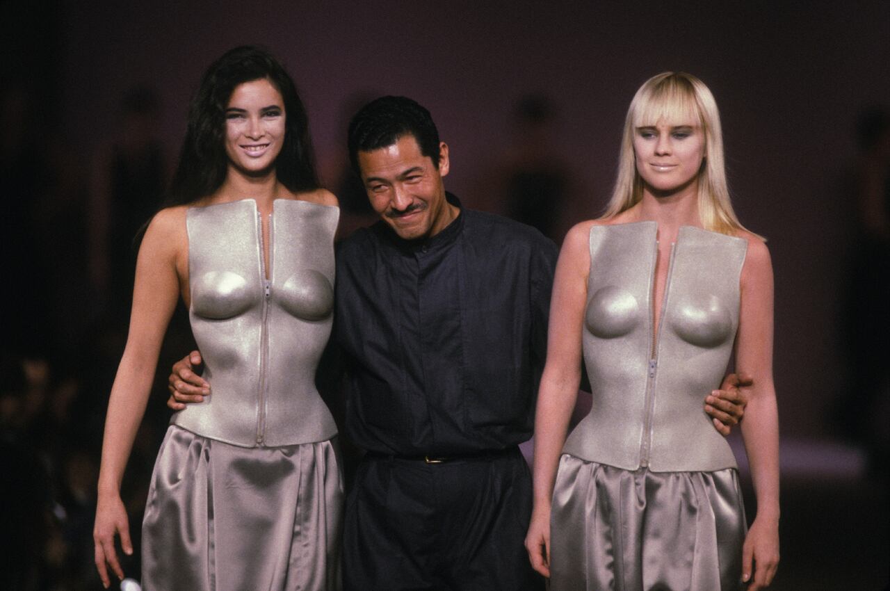 PARIS, FRANCE - 21 MARS: Le styliste japonais Issey Miyake avec deux mannequins au defile de mode Pret-a-Porter Automne-Hiver le 21 mars 1985 a Paris, France. (Photo by Daniel SIMON/Gamma-Rapho via Getty Images)