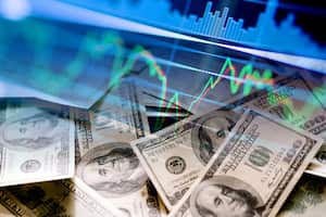 Billetes de dólares en efectivo e indicadores del mercado de valores (economía, dinero, negocios, finanzas, crisis, éxito, devaluación, inflación)