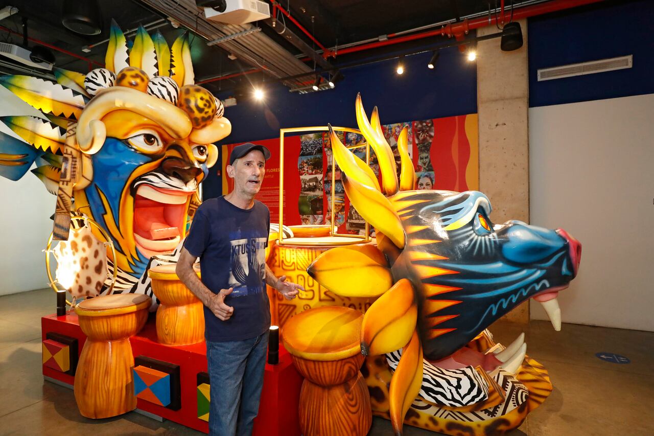 Eduardo Castillejo Tamayo, escenógrafo y artesano de carrozas alegóricas para el carnaval de Barranquilla.
Enero 6 del 2021.
Foto Guillermo Torres Reina / Semana