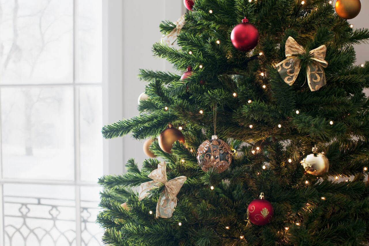 Hay ciertos objetos que pueden traer mala suerte si se colocan en el árbol de Navidad.