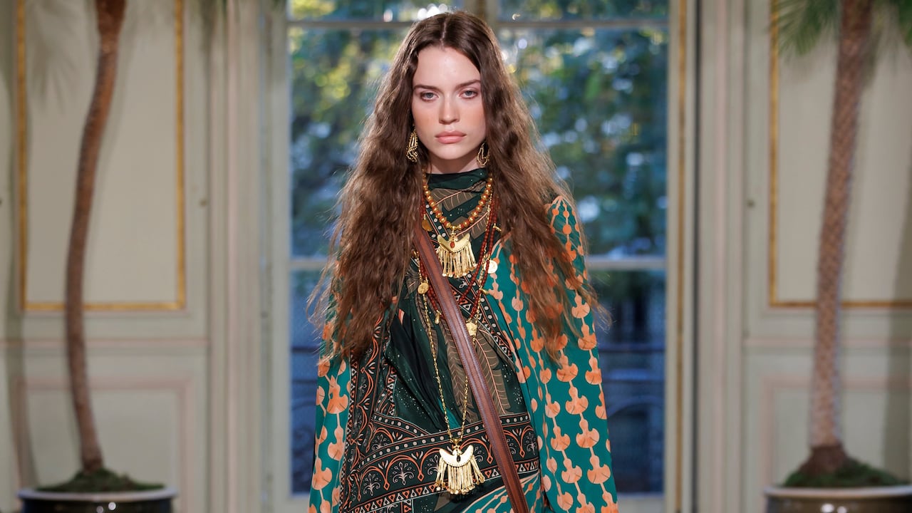 La colección Primavera-Verano 2027 de Johanna Ortiz explora la herencia latinoamericana a través del color, los estampados y el movimiento.