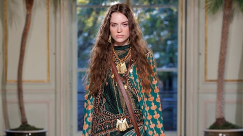 La colección Primavera-Verano 2027 de Johanna Ortiz explora la herencia latinoamericana a través del color, los estampados y el movimiento.