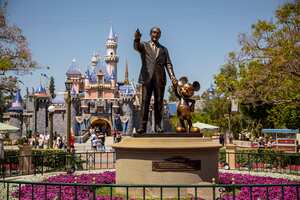 La estatua del ícono de Walt Disney tomados de la mano con Mickey Mouse.