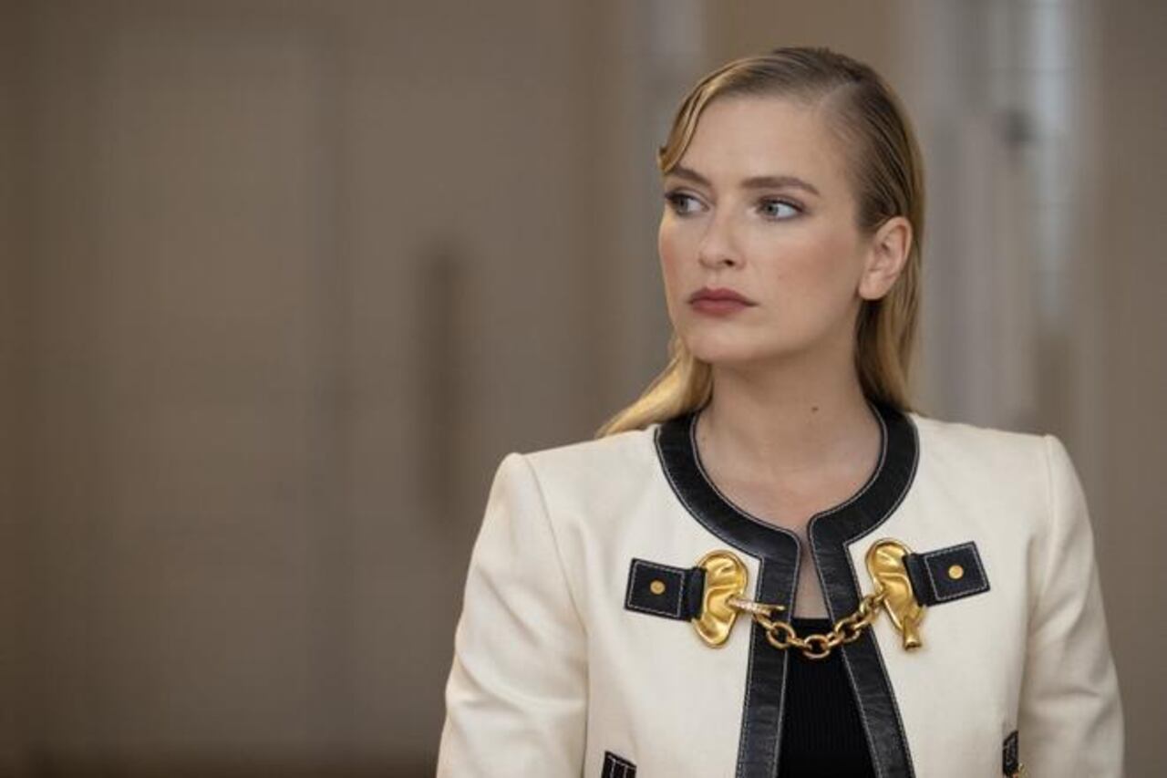 Camille de Emily en París luciendo un Schiaparelli