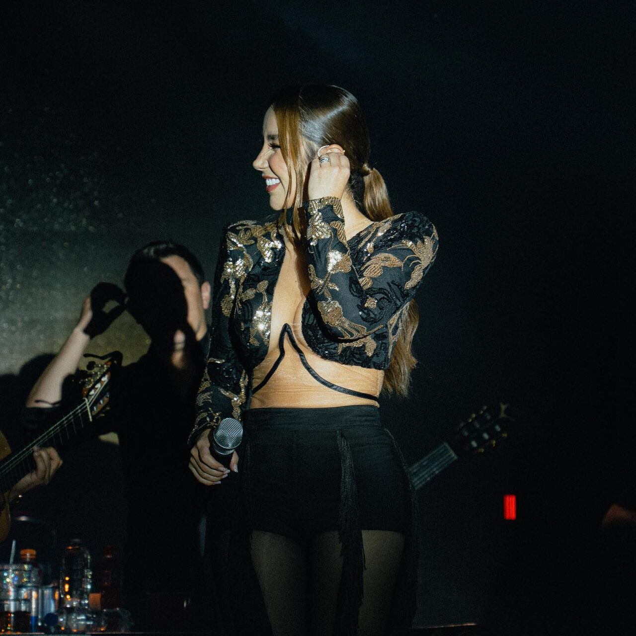 Paola Jara casi se besa con un fanático emocionado, pero lo paró en seco.