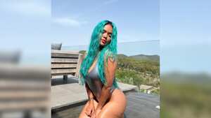 La cantante Karol G posa en sensual vestido de baño