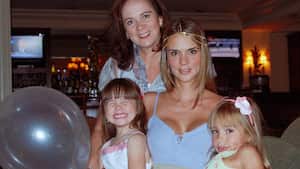 Karen Martínez y sus hijas