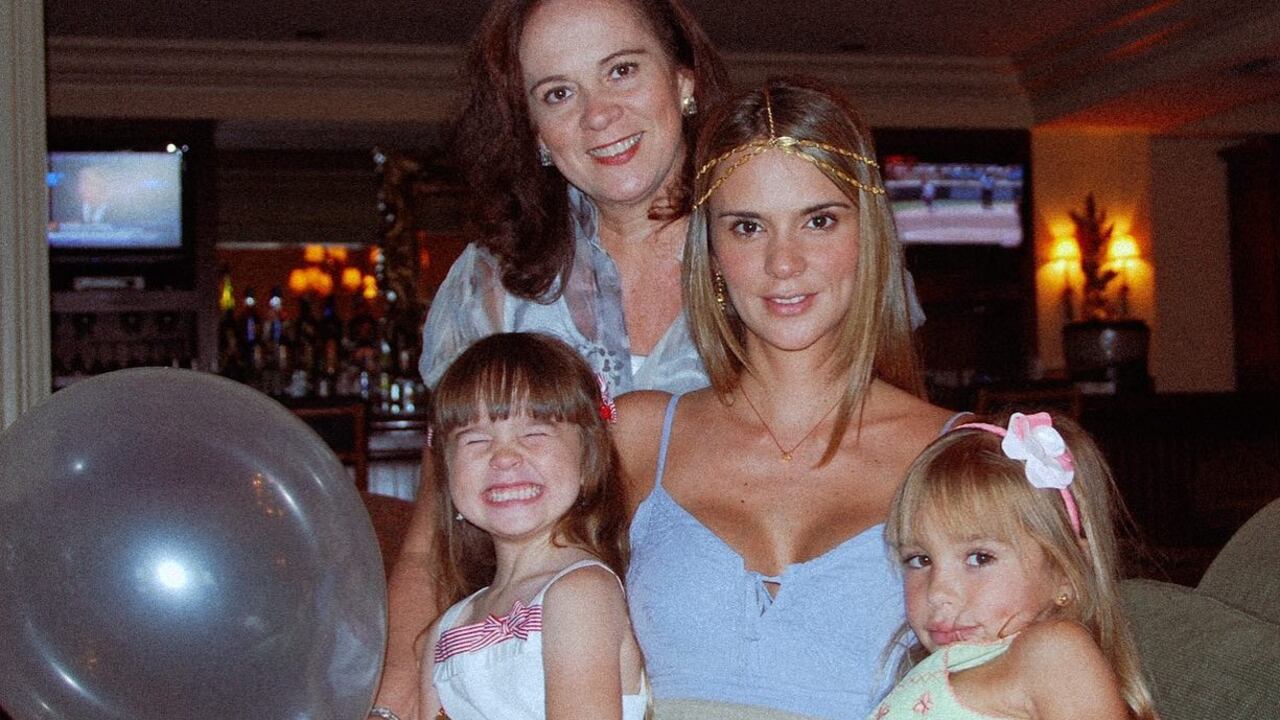 Karen Martínez y sus hijas