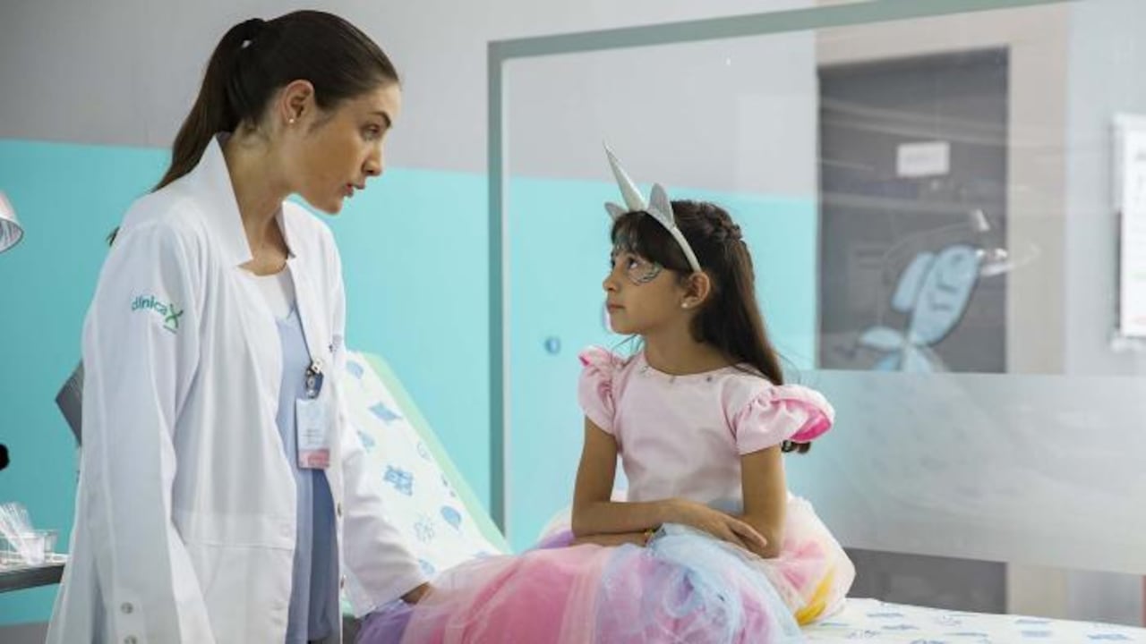 La doctora Paola Abad en un capítulo de 'Clínica X'