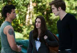 El triángulo amoroso entre el lobo Jacob (Taylor Lautner), el vampiro Edward (Robert Pattinson) y la mortal Bella (Kristen Stewart) sigue su tortuoso curso.