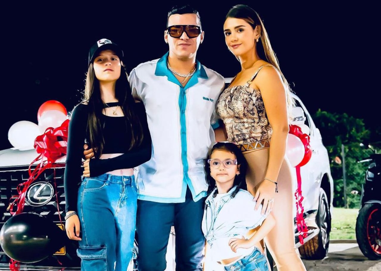 Yeison Jiménez presume su nueva y lujosa camioneta junto a su esposa e hijas.