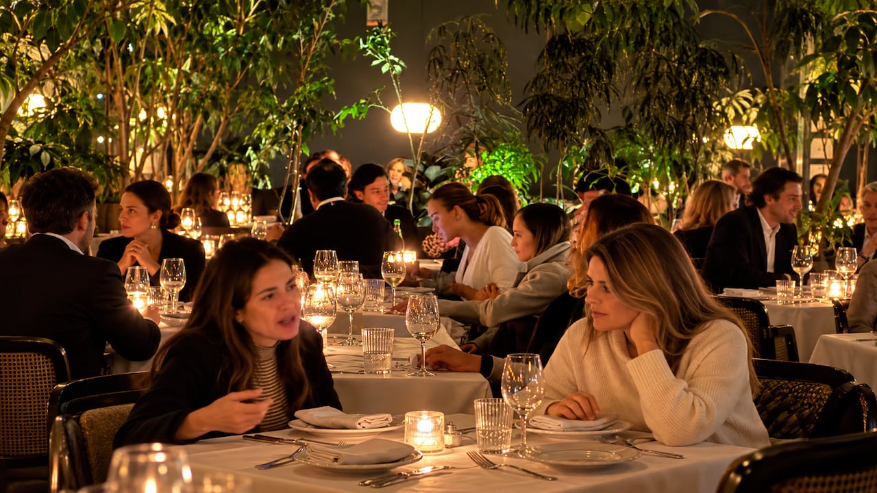 Hay lugares a los que se va a comer. Otros se eligen para escuchar música, tomarse un buen coctel o compartir una conversación sin prisa. Y hay lugares que consiguen reunir esos placeres en una sola experiencia.