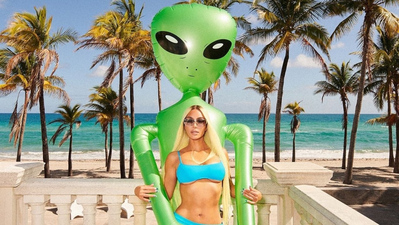 Kim Kardashian con su marca Skims en una campaña de vestidos de baño con modelos extraterrestres