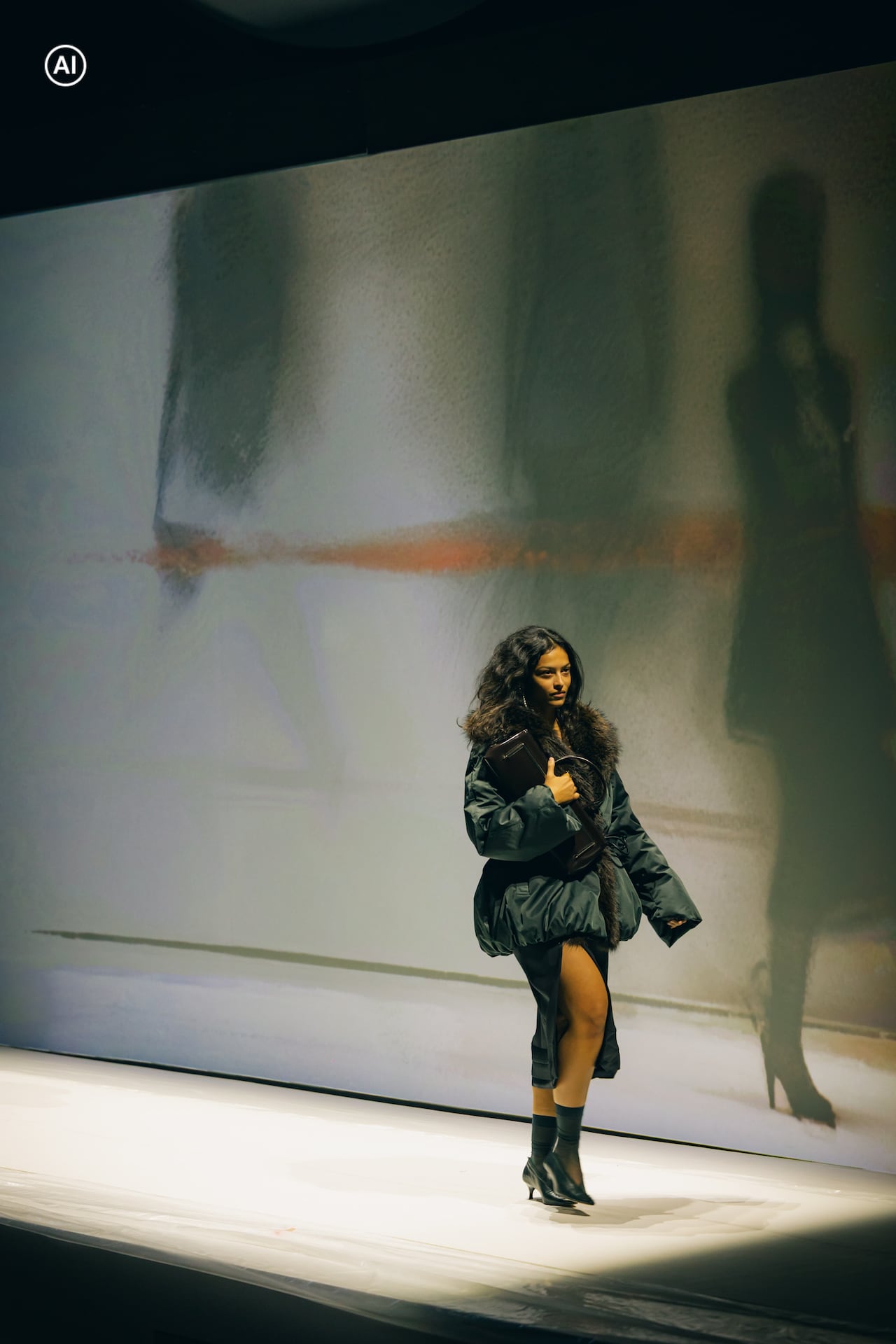 El lenguaje visual del fotógrafo Nick Knight acompañó la pasarela a través de pantallas curvas, imágenes interactivas y una escenografía que desdibujó los límites entre moda y cine.