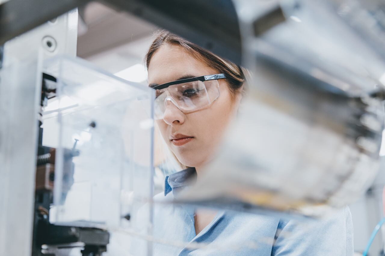 Mujer trabajando en un fábrica industrial.