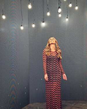 La presentadora lució un vestido elegante