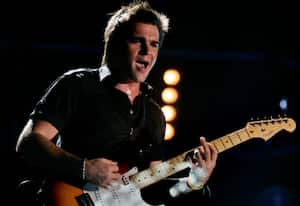 Juanes cantará con John Legend en uno de los eventos deportivos más significativos del año, se trata del Juego de las Estrellas de la NBA. Los artistas actuarán en el evento del 15 de febrero en Phoenix, donde interpretarán “If you’re out there”, un himno sobre liderazgo del más reciente álbum del cantante de soul estadounidense, "Evolver".
La NBA indicó que Juanes y Legend fueron seleccionados por su dedicación al servicio comunitario, tema a destacarse durante su participación en el programa NBA Cares. El más reciente éxito de Juanes es “Odio por amor”, de su disco La vida... es un ratico, con el que ganó cinco premios Latin Grammy. Juanes figuró en años recientes en la lista de los 100 más influyentes del mundo de la revista Time.