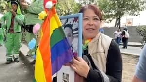 María de la Luz Arellano llevando las cenizas de su hijo a la marcha del Orgullo LGBTIQ+ en México.