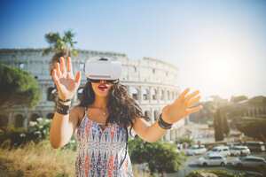 Mujer recorriendo una ciudad gracias a la realidad virtual.