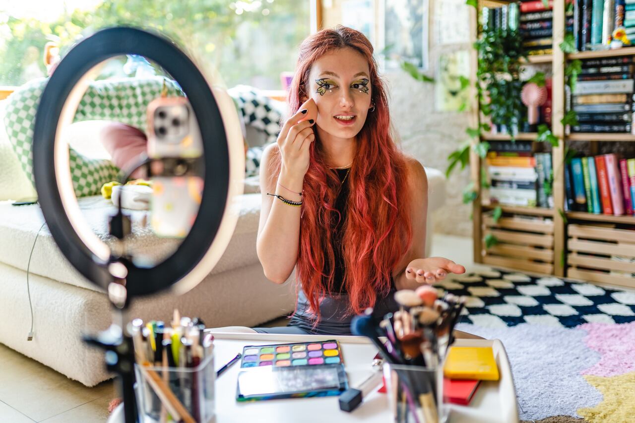 Diversas plataformas a nivel mundial, como Facebook, Instagram, YouTube o empresas latinoamericanas como Hotmart, ofrecen a los creadores de contenido herramientas para apalancar su camino profesional en internet.