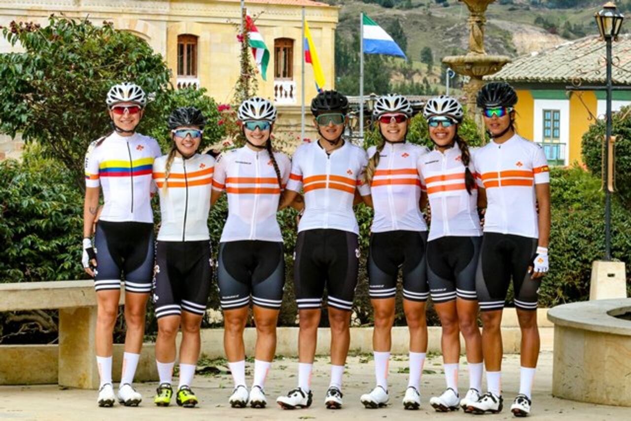 El Colnago CM Team (ahora Equipo CM-Aguardiente Néctar) de 2020, año de su temporada europea.