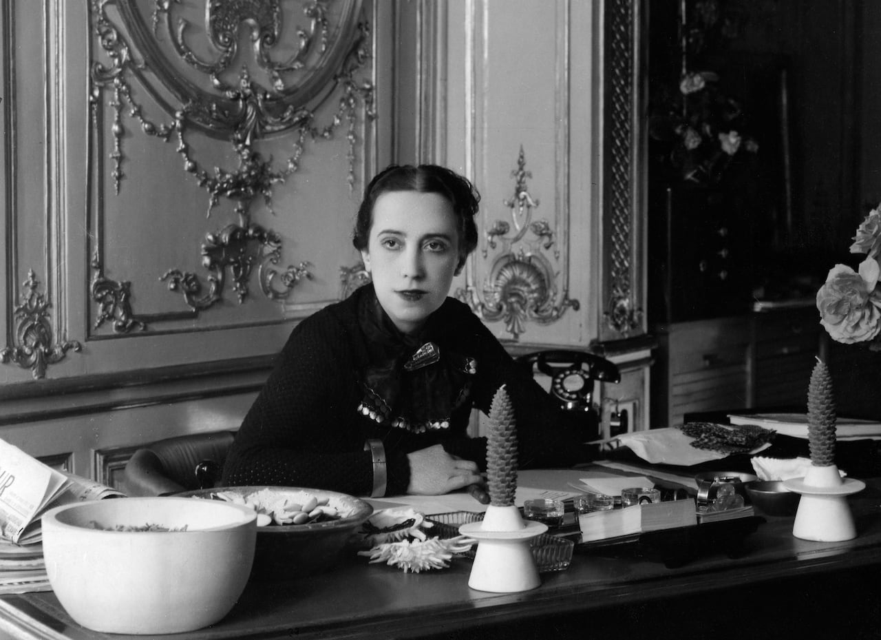 (Eingeschränkte Rechte für bestimmte redaktionelle Kunden in Deutschland. Limited rights for specific editorial clients in Germany.) Schiaparelli, Elsa *1895-1973+Modeschöpferin, ItalienPorträt am Schreibtischveröffentlicht: Dame 20/1937Foto: Studio Dorvyne (Photo by Atelier Dorvyne/ullstein bild via Getty Images)