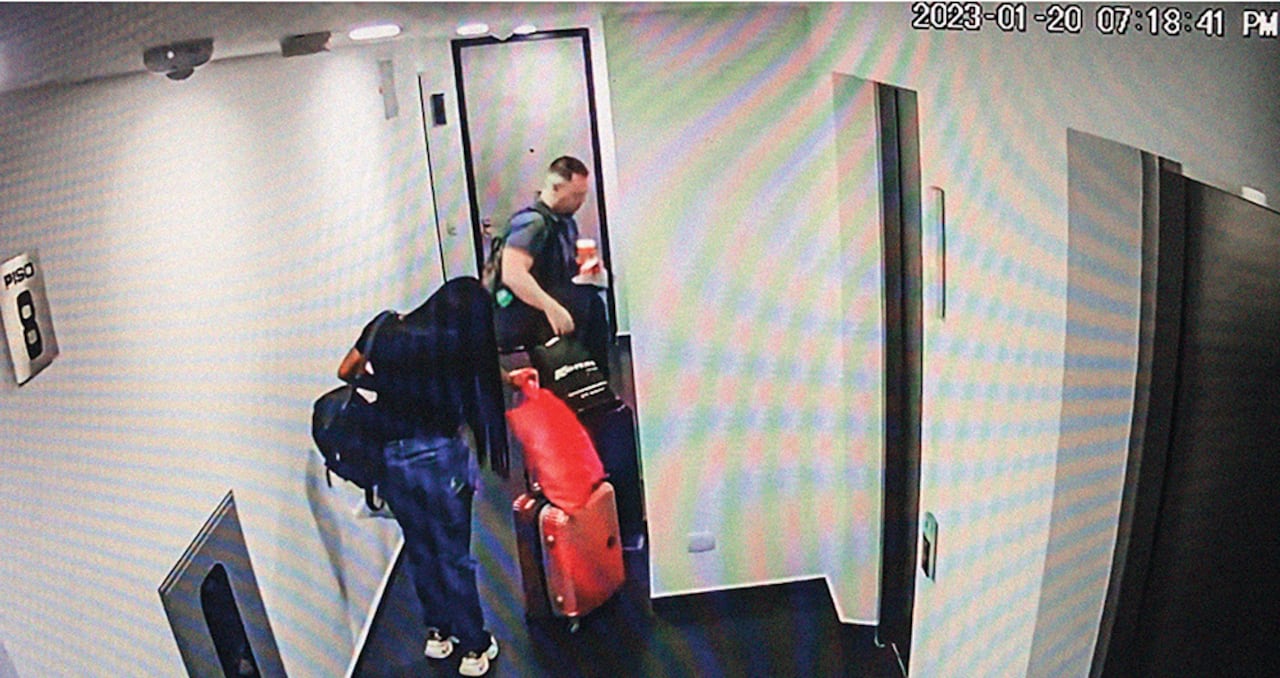 VIERNES 20 DE ENERO, 7:58 P. M. Valentina Trespalacios llega al apartamento en compañía de Poulos. En las imágenes se observa que lleva algunas pertenencias, incluso maletas.